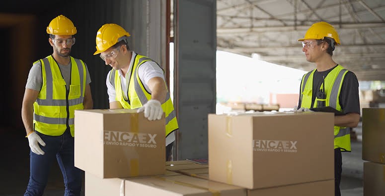 Equipo de ENCAEX trabajando en bodega con cajas de carga